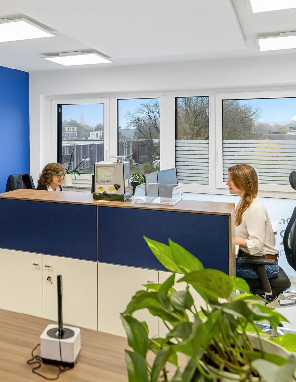 Foto: Kolleginnen im Büro